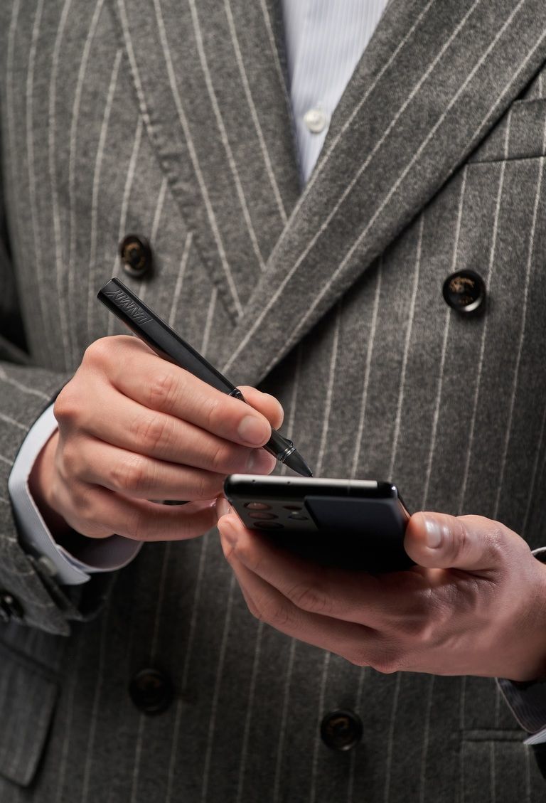 Hay un smartphone Samsung que conecta con el estilo de vida de su papá